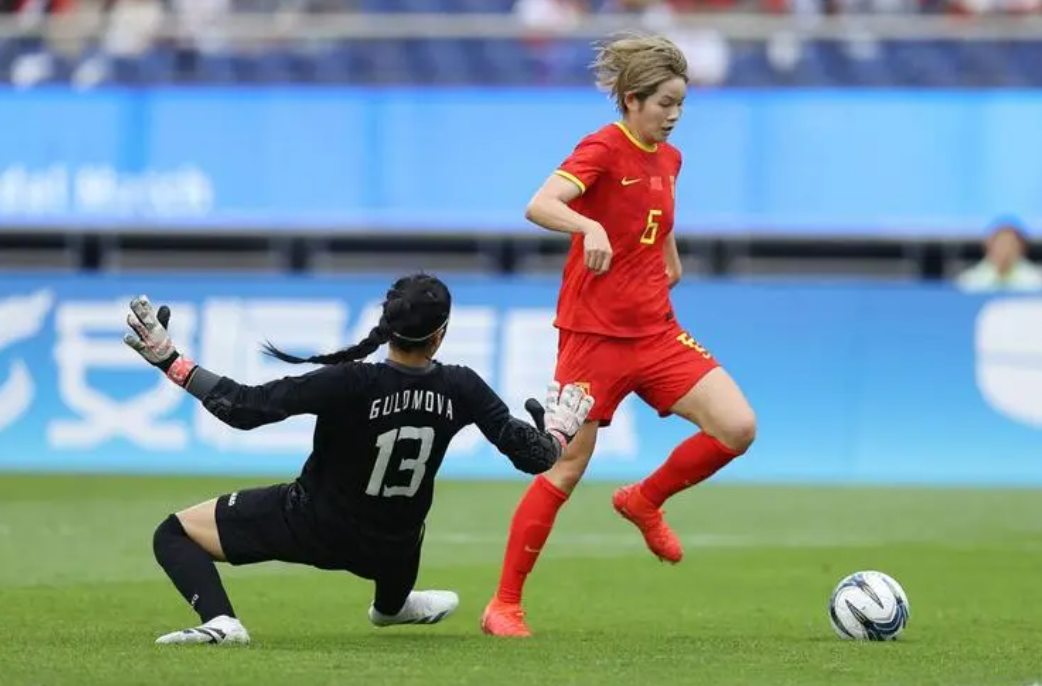 女子足球联赛中球员们实力抗衡 女子足球联赛中球员们实力抗衡