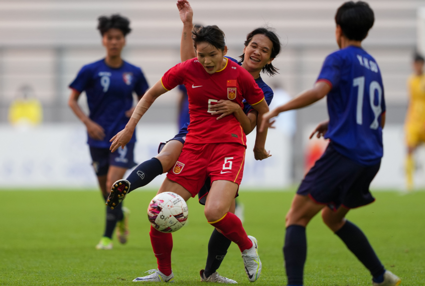 女子足球联赛中球员们实力抗衡 女子足球联赛中球员们实力抗衡