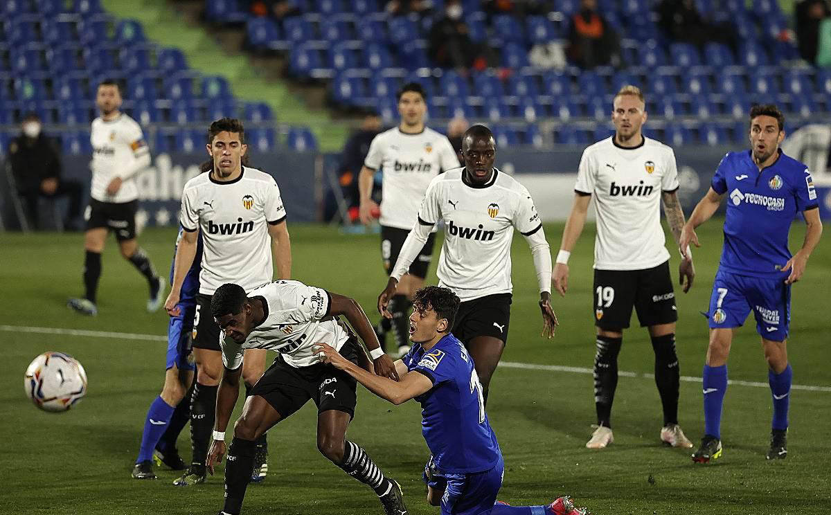 包含西班牙人客场战胜巴伦西亚，稳固领先的词条