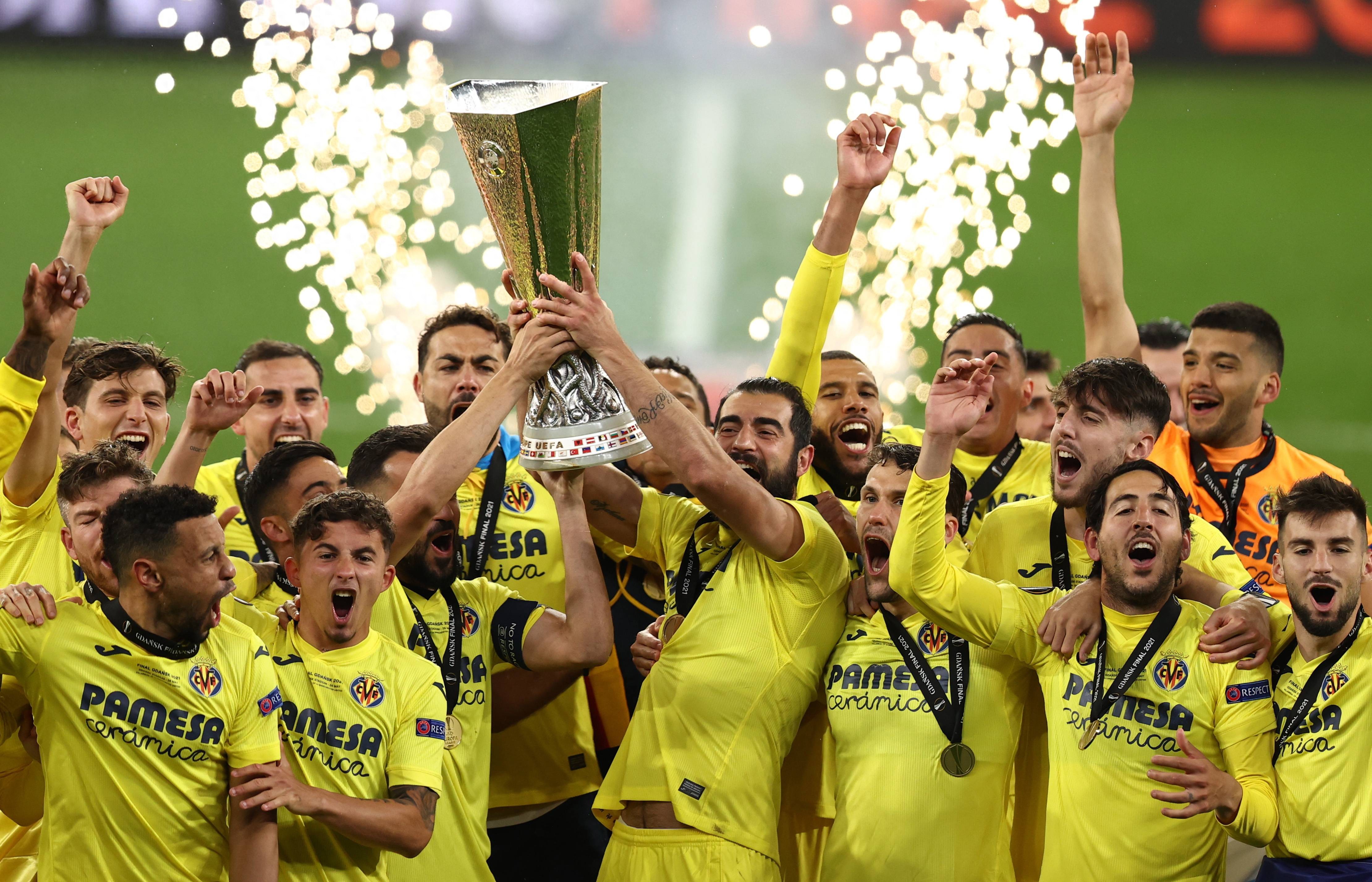 包含足球联赛冠军争夺激烈，球队力量对比鲜明的词条