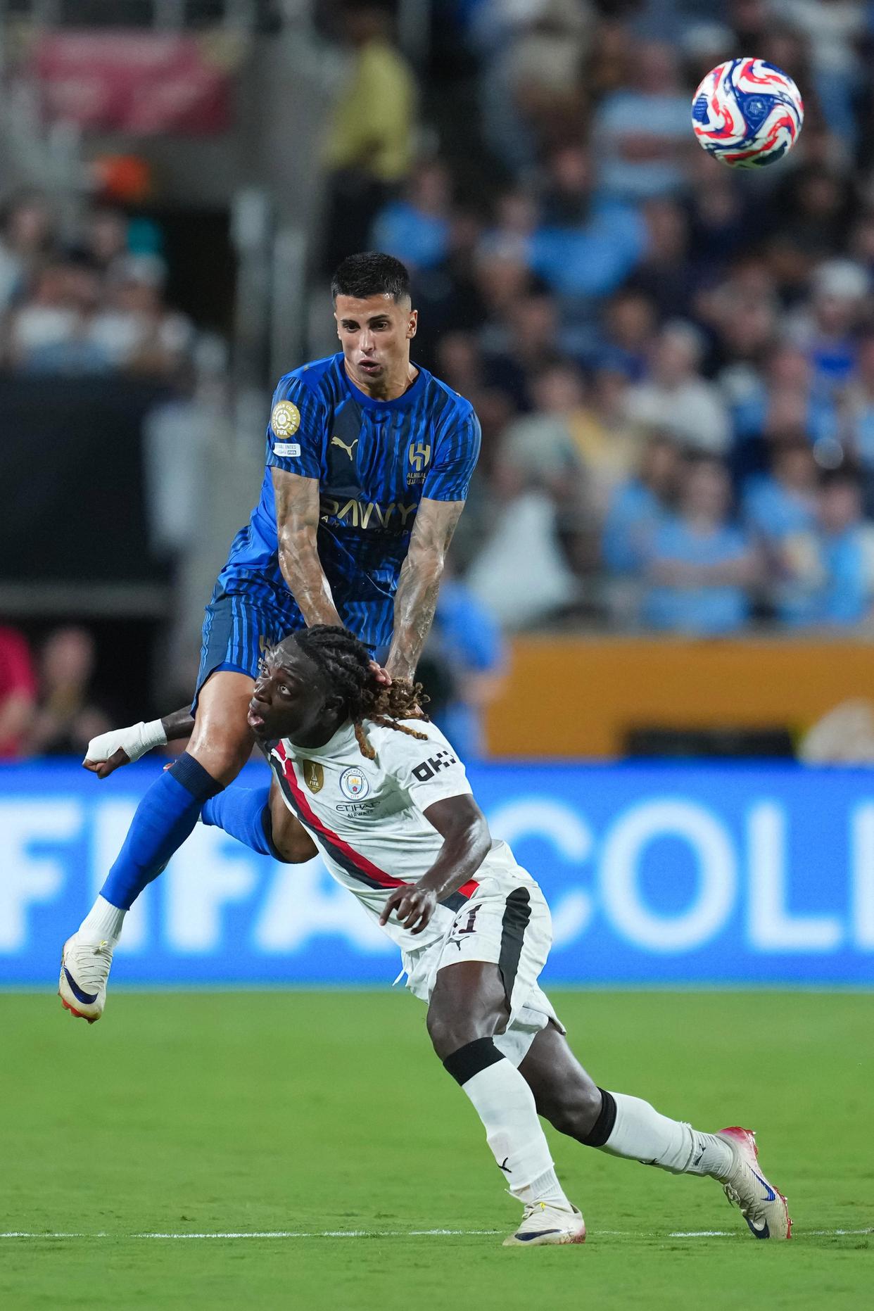 开云下载-巴塞罗那球员赛后庆祝雀跃，凯旋而归的简单介绍