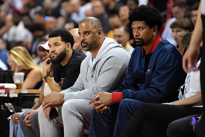 恩泽恩球员奋力拼搏，帮助球队取胜