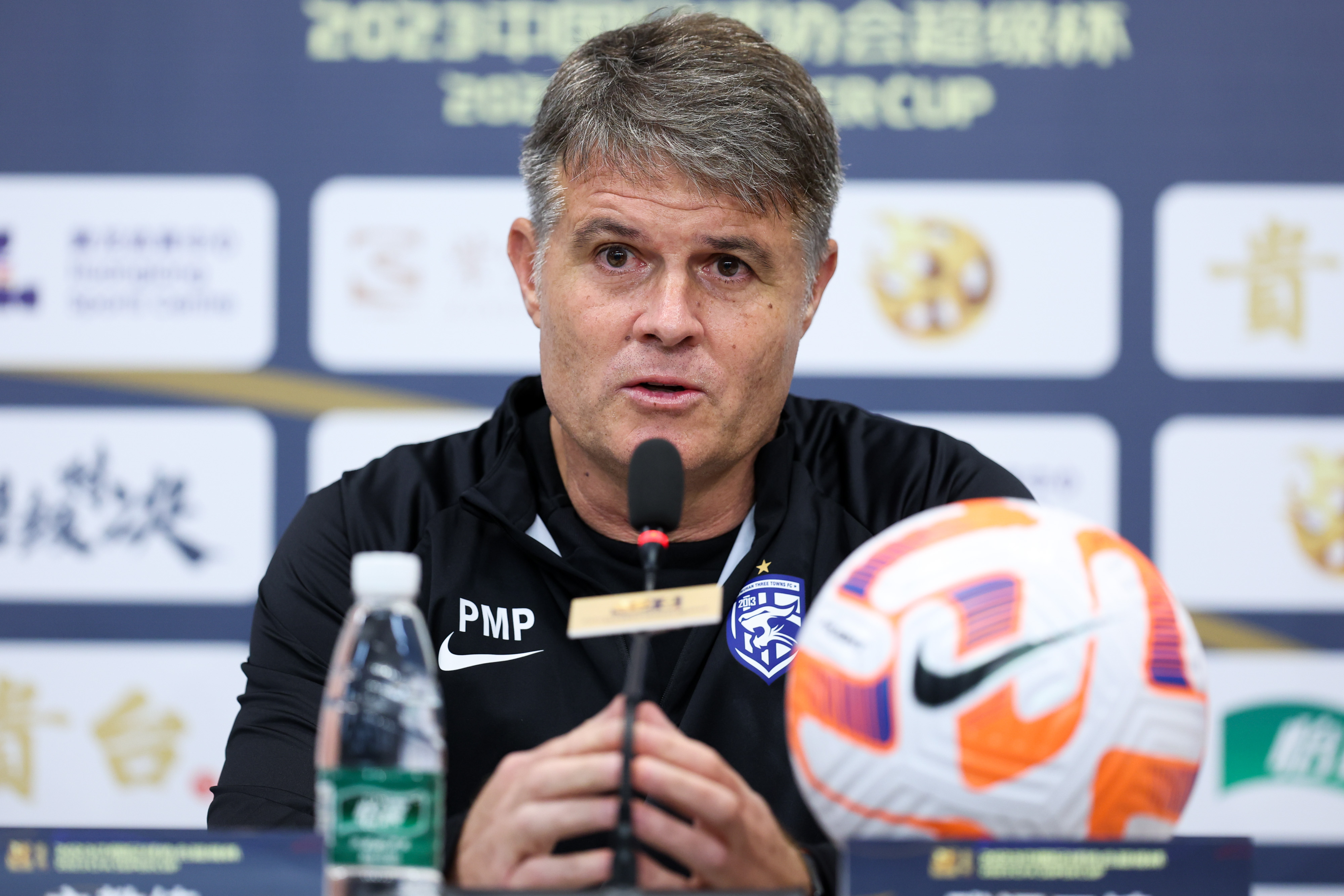 恩泽恩球员奋力拼搏，帮助球队取胜