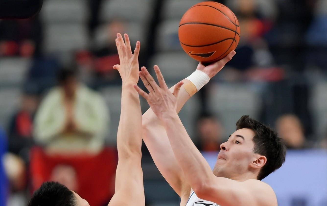 福建队横扫新疆队，王哲林高光表现的简单介绍