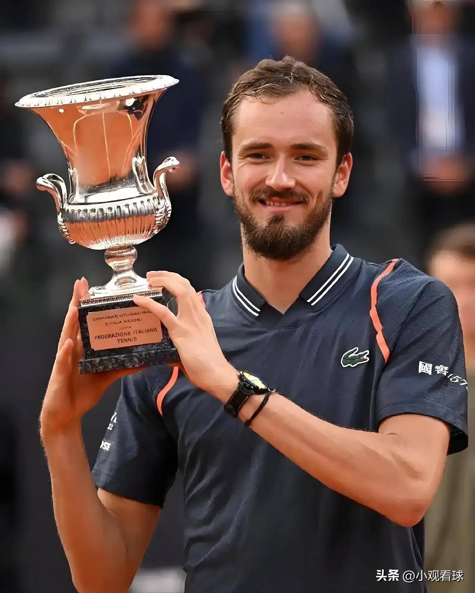 包含戴维斯杯完胜法网，梅德韦杰夫点燃赛场的词条