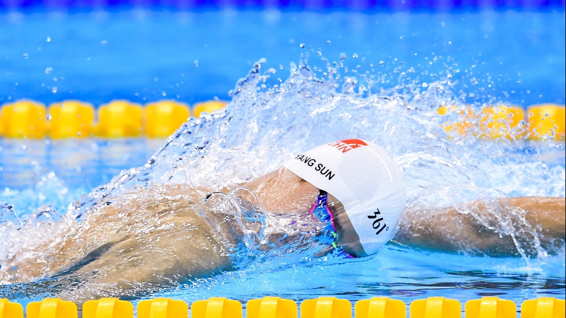 骑士轻取广东队，詹姆斯连续得分拉开差距