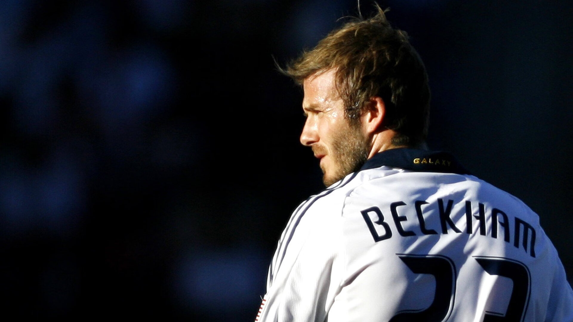 绿茵场上的国家德比，篮球架下的南北之争—体育周末的双重焦点