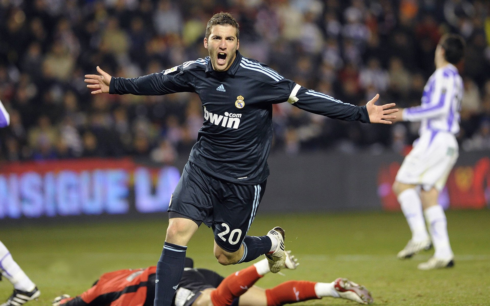 银石烽烟，拉塞尔火热状态引领迈凯伦鏖战索伯，新时代格局初现